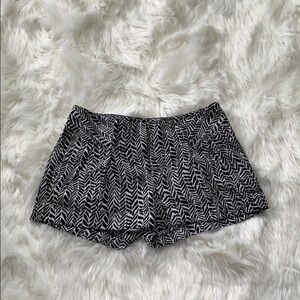 EXPRESS: women’s black and white pattern shorts - Size 0